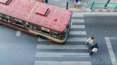 Bangkok, Tayland. 24 Aralık 2016: otobüs üstten görünüm içinde yaya geçidi Crash'te olacak önce insanlar yol boyunca yürüyüş