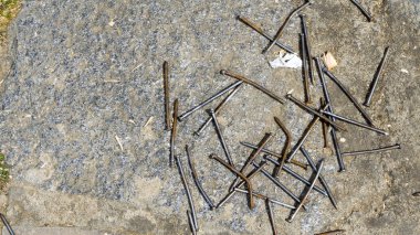 Beton zemin üzerine çelik çivi