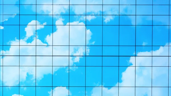 Szklaną fasadą odzwierciedlają chmury — Zdjęcie stockowe