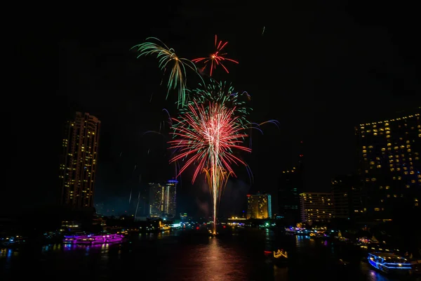 Vuurwerk op de rivier, Bangkok Thailand — Stockfoto