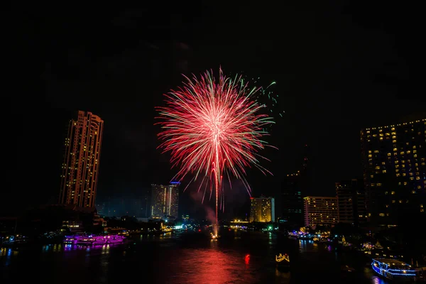 Vuurwerk op de rivier, Bangkok Thailand — Stockfoto