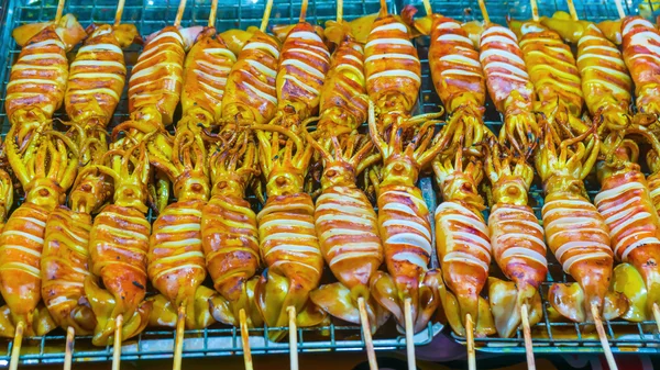 Grill bläckfiskar på gatumat i Bangkok market, Thailand — Stockfoto