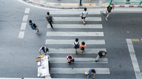Bangkok, Thaiföld. 2016. december 24.: Felülnézet emberek crosswalk üzleti város közúti átkelés. — Stock Fotó