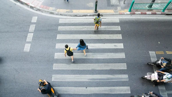 As pessoas estão se movendo através da passadeira na vista superior — Fotografia de Stock