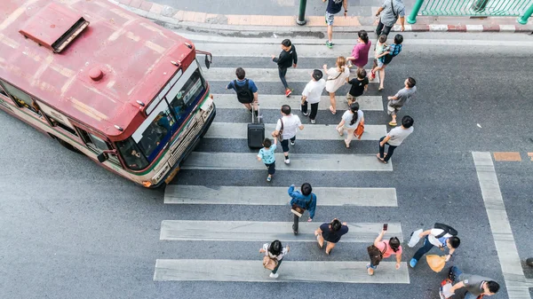 バスは衝突する行っている前に人々 は歩いて道路を横切る — ストック写真