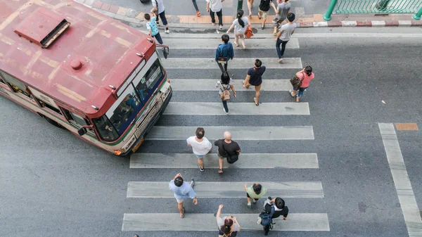 Människor går andra vägen innan bussen kommer att krascha — Stockfoto