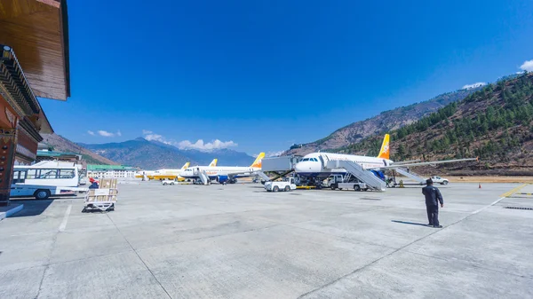 PARO, BHUTAN - 2 de março de 2016: Pessoas que chegam ao aeroporto de Paro, B — Fotografia de Stock