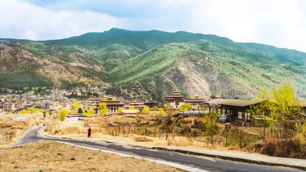 Strada e villaggio con alta montagna ed enorme nube sopra la valle di Thimphu, Bhutan — Foto Stock