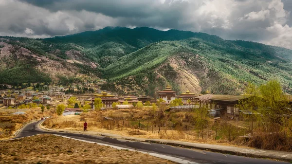 Estrada e aldeia com alta montanha e enorme nuvem acima do vale de Thimphu, Butão — Fotografia de Stock