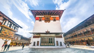 Paro Bhutan 02 Mart 2016: beyaz miras sanat ana kuleye Dzong: Paro, Bhutan ile plazza etrafında insanlar