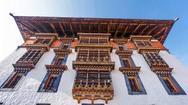 Paro Bhutan 02 Mart 2016: Asya sanat penceresi ve çatı Dzong: Paro, Bhutan, dua için ana kule
