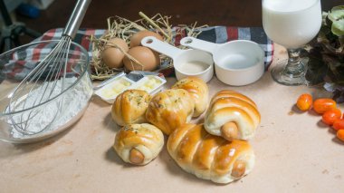 Madde ile ahşap masa üzerinde rulo ekmek sosis.