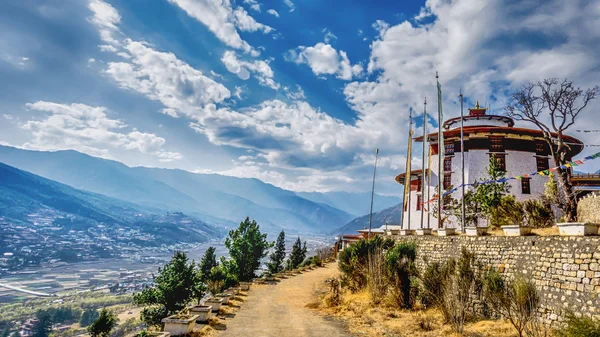 Bir gün güneşli yaz, Bhutan kırsal yol ile dağ köyü