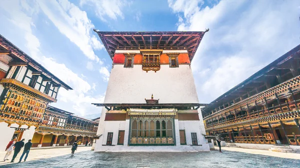 PARO BHUTAN MARZO 02 2016: personas alrededor de la plazza con la torre principal de arte del patrimonio blanco en Paro Dzong, Bután — Foto de Stock