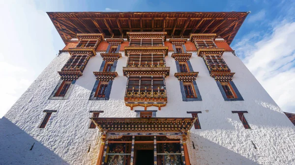 PARO BHUTAN MARZO 02 2016: la torre principal para la oración con ventana de arte asiático y techo en Paro Dzong, Bután — Foto de Stock