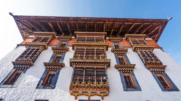 PARO BHUTAN MARZO 02 2016: la torre principal para la oración con ventana de arte asiático y techo en Paro Dzong, Bután — Foto de Stock