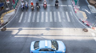 Bir sokak kavşak yaya geçidi ile yüksek trafik hava bir görünüm.