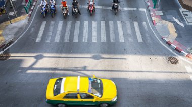 Bir sokak kavşak yaya geçidi ile yüksek trafik hava bir görünüm.