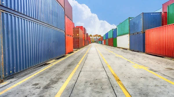 Negócios e logística. Transporte e armazenamento de carga. Transporte de contêineres de equipamentos e a estrada de tráfego com a perspectiva da linha amarela . — Fotografia de Stock