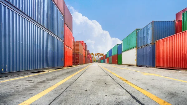 Business en logistiek. Vracht transport en opslag. Apparatuur containers scheepvaart en het verkeer weg met de gele lijn perspectief. — Stockfoto