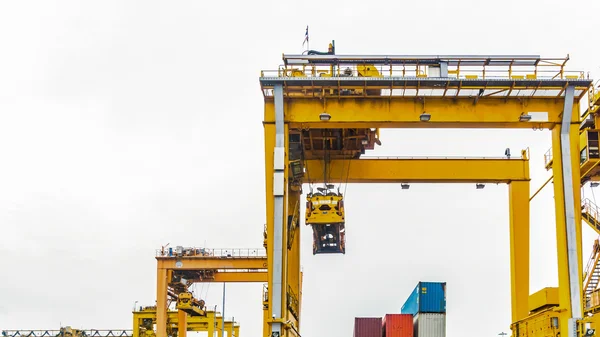 Containers cais e guindastes de contêineres em um porto importante com o — Fotografia de Stock