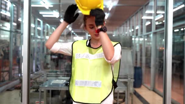 手動の女性労働者の肖像は 高技術クリーン工場のガラス壁と安全ドレスやヘルメットのための自信を持って身に着けているスーツ緑の反射立っている — ストック動画