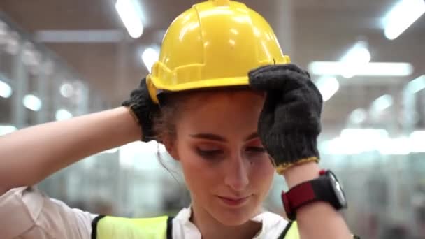 Close Ritratto Lavoratrice Manuale Indossa Casco Sicurezza Giallo Indossa Abito — Video Stock