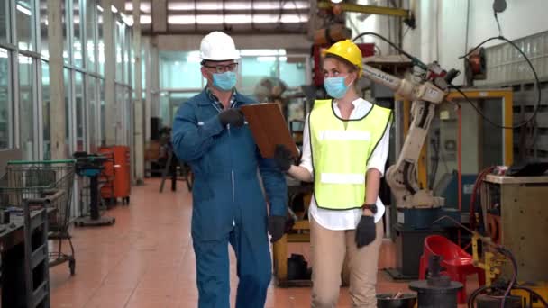 Professzionális Mérnöki Munkások Sétálnak Ellenőrzik Raktárgyárat Vezető Megvitatja Belső Ellenőrzésről — Stock videók