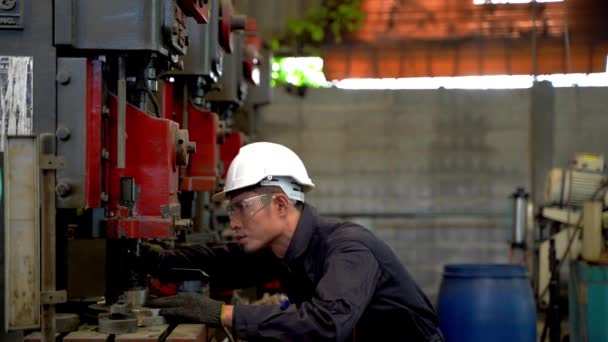 Профессиональный Азиатский Работник Стоит Обслуживает Большую Машину Заводе Хранилища Концепт — стоковое видео