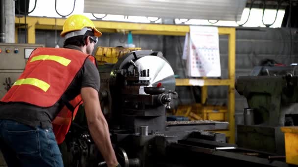 Trabalhador Volta Trabalho Vestindo Uniforme Segurança Óculos Chapéu Duro Está — Vídeo de Stock