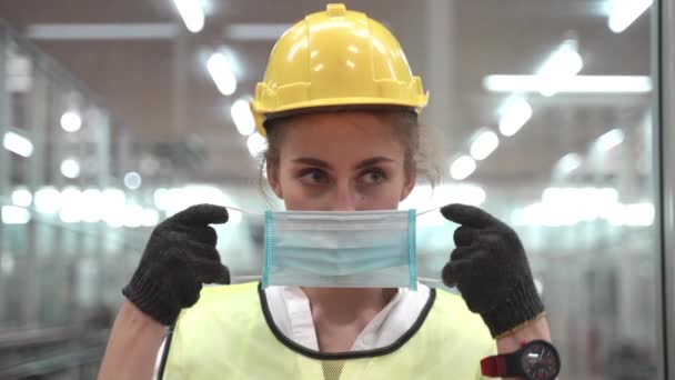 Trabalhadora Trabalho Está Usando Máscara Proteção Rosto Capacete Segurança Vestindo — Vídeo de Stock