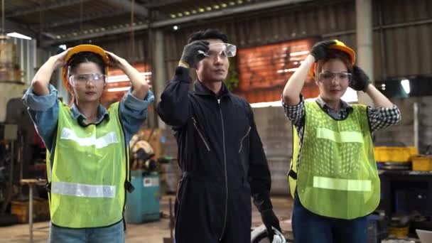 Grupo Asiático Fábrica Homem Mulheres Trabalhadores Vestindo Capacete Segurança Com — Vídeo de Stock