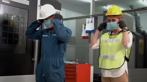 Trabalhador Labor Homem Mulher Vestindo Máscara Proteção Rosto Capacete Segurança — Vídeo de Stock