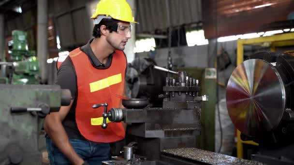 肖像业重工业工人 穿着安全制服的劳工 护目镜和硬帽匠正在控制钢机切割 背景下的无重点大型工业厂房 — 图库视频影像