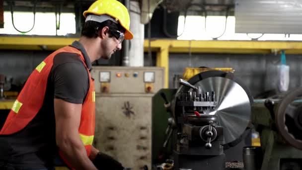 Lado Trabalhador Indústria Pesada Trabalho Vestindo Uniforme Segurança Óculos Chapéu — Vídeo de Stock