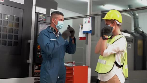 Pracovník Labor Muž Žena Nosit Ochranné Masky Tvář Bezpečnostní Přilbu — Stock video