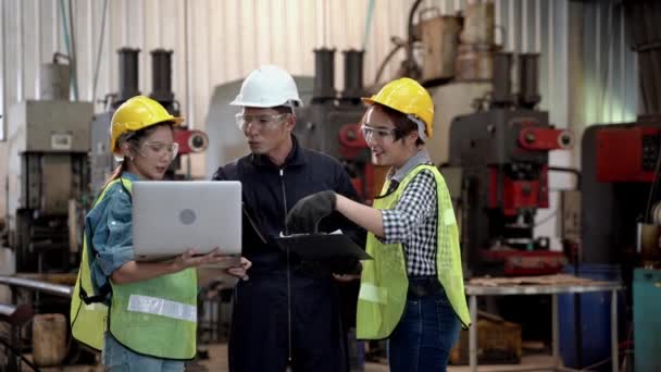 Grupo Fábrica Homem Mulheres Trabalhadores Discussão Com Tablet Computador Arquivo — Vídeo de Stock