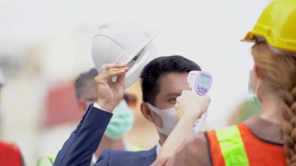 Lavoratrice Fabbrica Una Maschera Medica Faccia Vestito Sicurezza Usato Temperatura — Video Stock