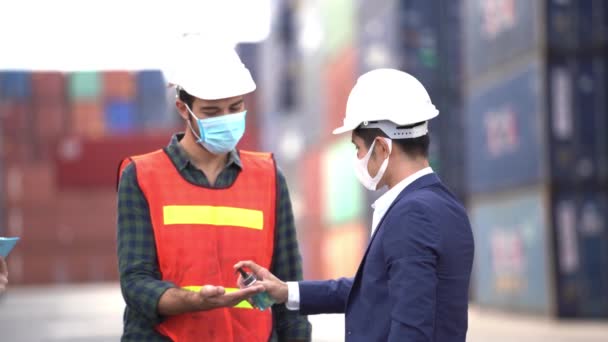 Zakenmensen Fabrieksarbeiders Dragen Een Medisch Masker Een Veiligheidsdoek Met Alcoholgel — Stockvideo