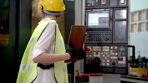 Fabrica Professional Manager Femeie Inspectează Panou Mașină Grea Hârtie Raport — Videoclip de stoc