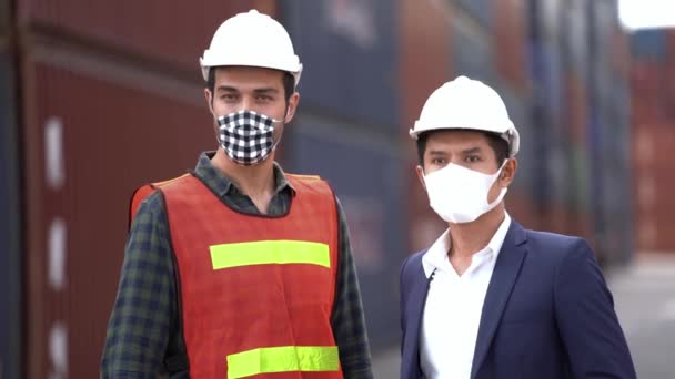 Arbeider Draagt Beschermmasker Gezicht Veiligheidshelm Magazijn Fabriek Begrip Veiligheidsindustrie Werkzame — Stockvideo