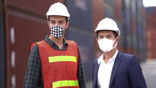 Arbeiter tragen Schutzmaske Gesicht und Schutzhelm in Outdoor-Lagerhalle Fabrik. Konzept der Sicherheitsbranche Arbeiter in Betrieb.