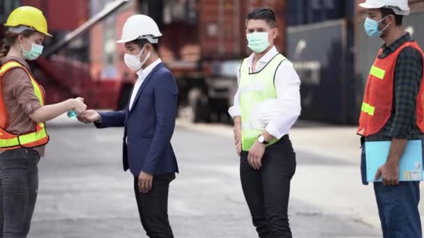 Trabajadora Fábrica Con Una Máscara Médica Facial Vestido Seguridad Que — Vídeos de Stock