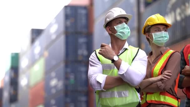 Zakenman Fabrieksarbeiders Met Een Medisch Masker Een Veiligheidsdoek Een Magazijn — Stockvideo