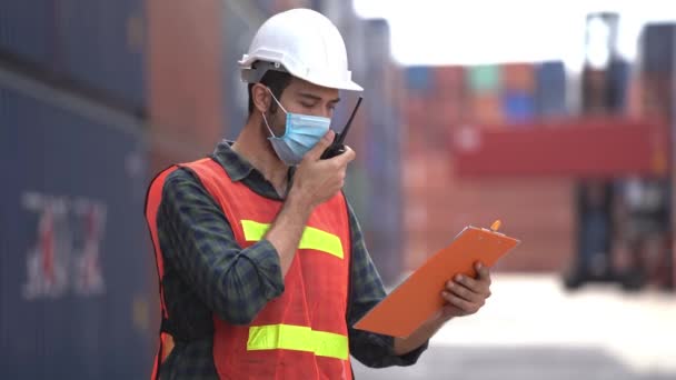 Man Werknemer Achtergrond Van Outdoor Magazijn Lading Container Scheepvaart Praten — Stockvideo