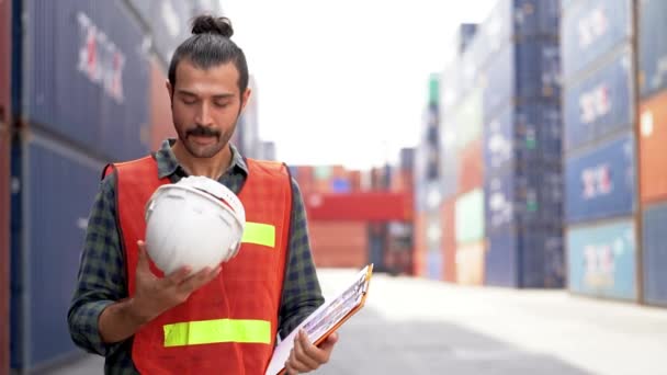 Retrato Homem Trabalhador Vestido Segurança Está Vestindo Capacete Segurança Caminhando — Vídeo de Stock