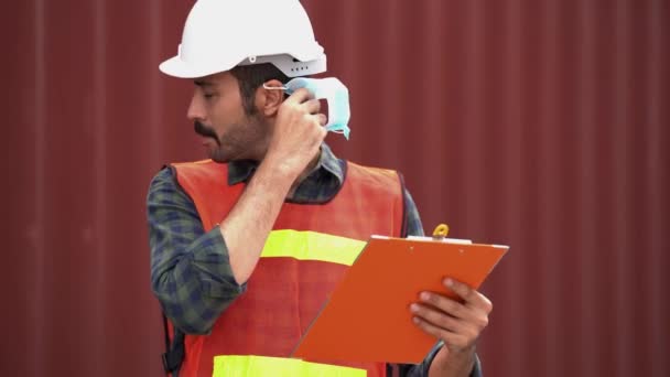 Trabalhador Trabalho Tira Máscara Proteção Rosto Capacete Segurança Vestindo Terno — Vídeo de Stock