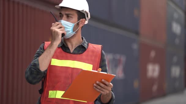 Man Arbetare Bakgrund Utomhus Lager Last Container Sjöfart Talar Radio — Stockvideo