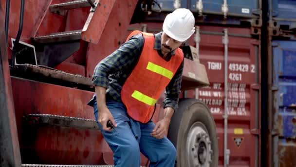 Ouvrier Assis Détente Après Travail Usine Entrepôt Extérieur Grue Machine — Video