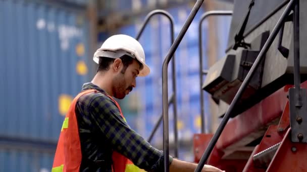 Εργαζόμενος Άνθρωπος Στο Παρασκήνιο Της Υπαίθρια Αποθήκη Εμπορευματοκιβωτίων Ναυτιλία Μιλάμε — Αρχείο Βίντεο